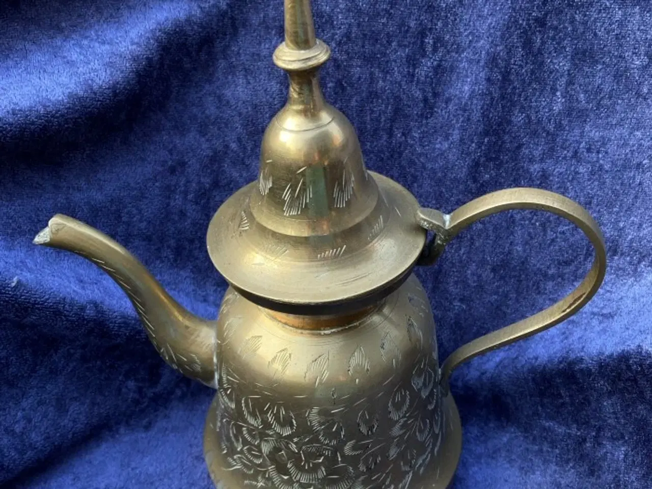 Billede 1 - Messingkande med fine ciseleringer