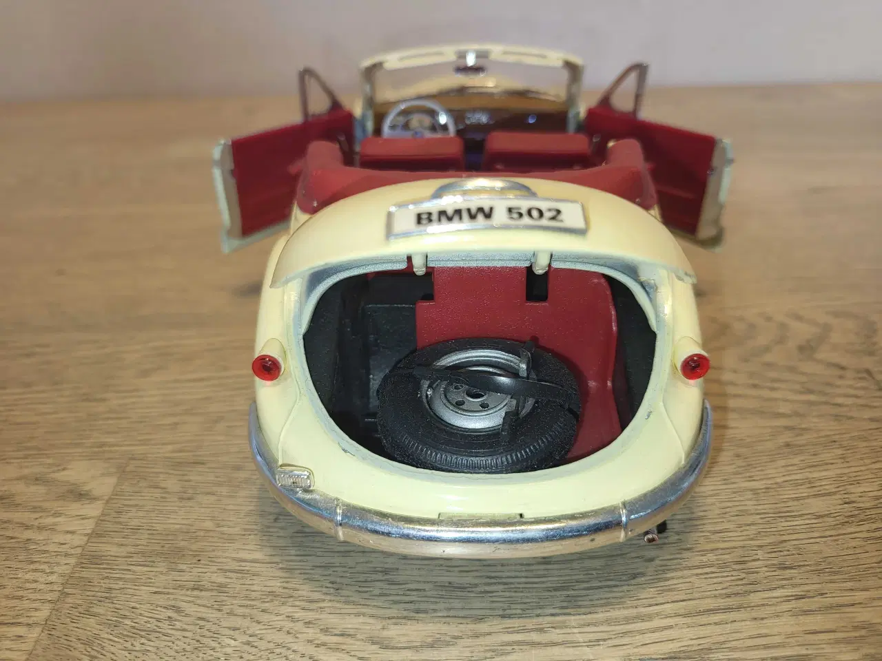 Billede 4 - Modelbil: BMW 502 Cabriolet 1955.  Skala 1/18.