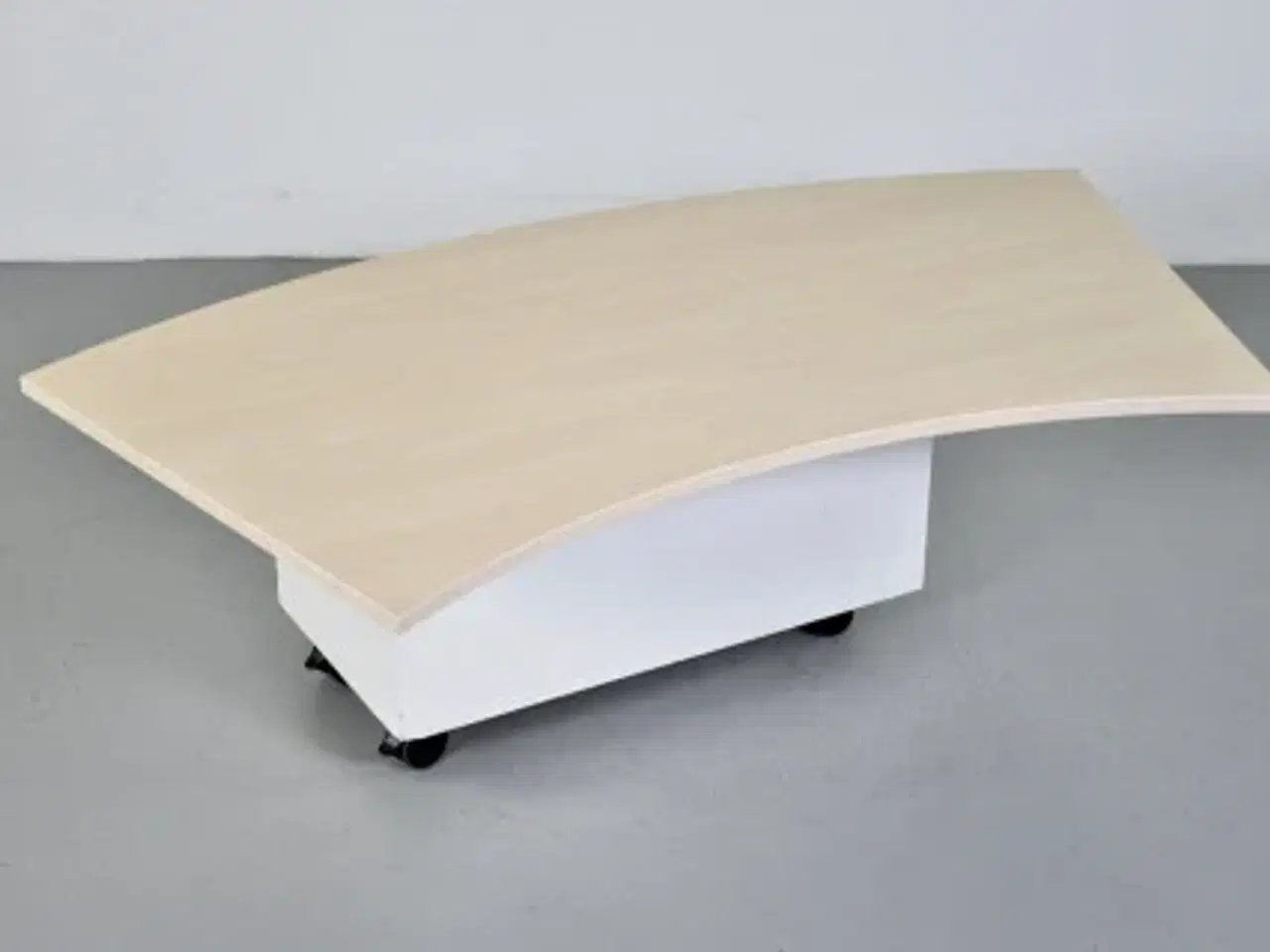 Billede 2 - Buet bordplade med birkelaminat og abs kant, 165 cm.