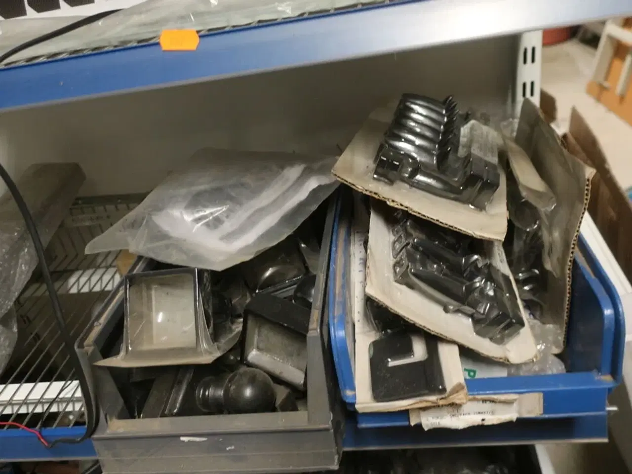 Billede 16 - 2 fag salgsreoler inkl. indhold (se billeder)