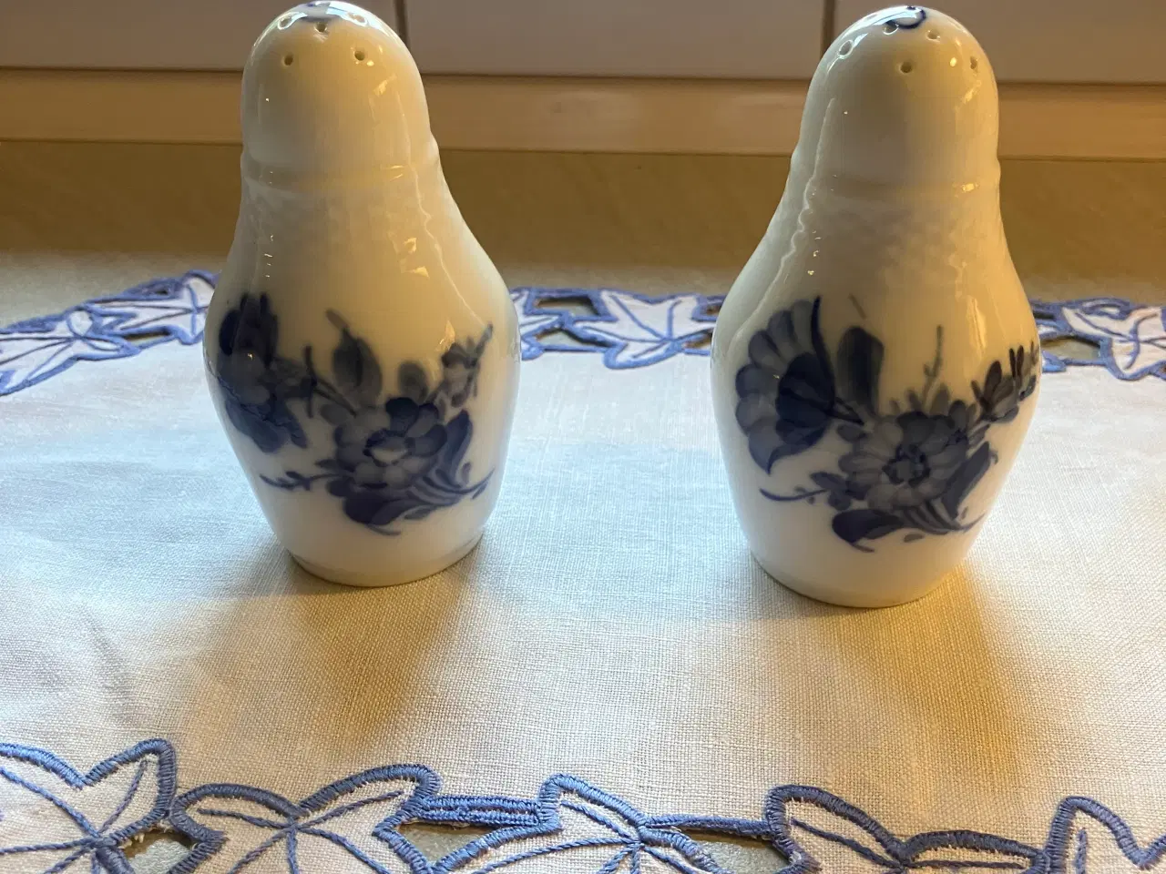 Billede 2 - Blå Blomst flettet. To saltbøsser sælges.