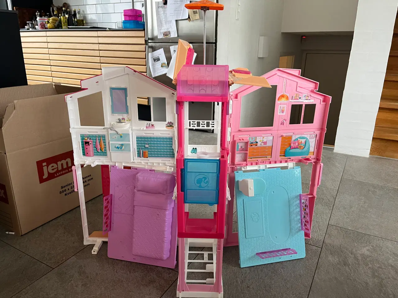 Billede 1 - Diverse Barbie - biler, hus, garderobe mv