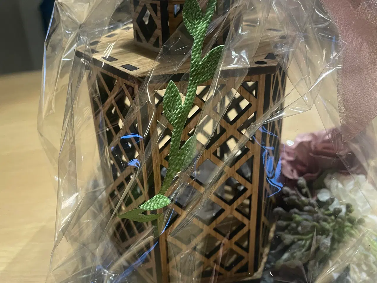 Billede 2 - Flot håndlavet egetræs lanterne.