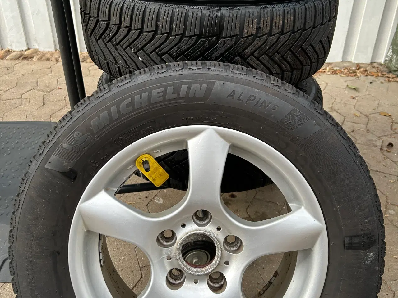 Billede 2 - Vinterdæk 17” Michelin Alpine på alufælge