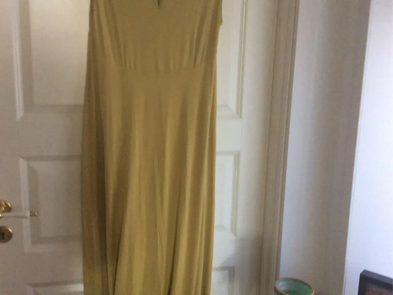 Billede 2 - Skøn carryfarvet kjole