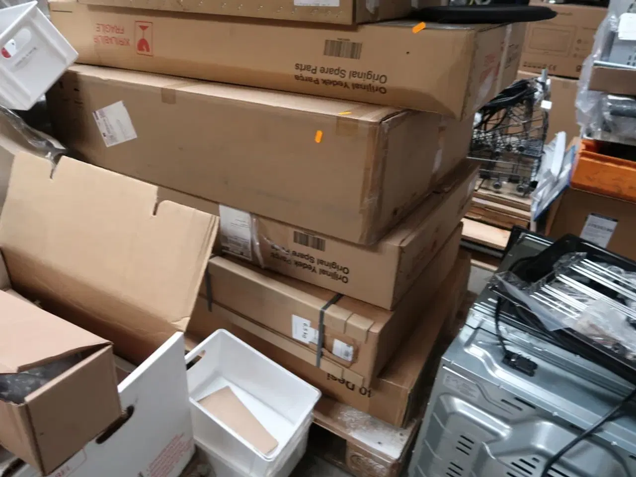 Billede 3 - Palle med div. Reservedele bl.a. køleskabsdøre m.m.