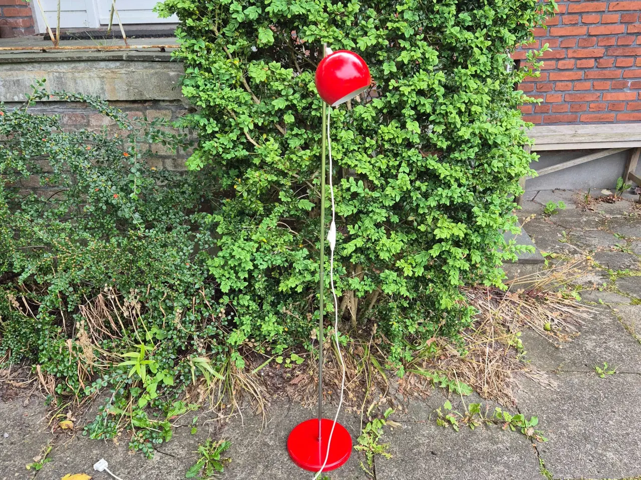 Billede 11 - Usædvanlig gulvlampe med kæk kugleskærm 