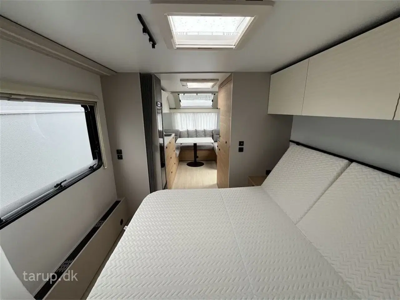 Billede 18 - 2026 - Adria Adora 613 UT   Fritstående dobbeltseng (Queens Bed), endebade-værelse, el-gulv-varme, panorama-vindue, Truma blæservarme, stort køleskab