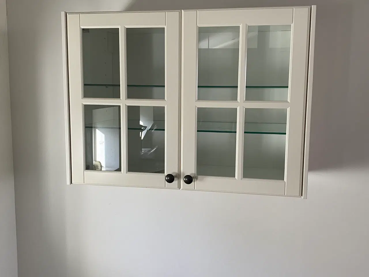 Billede 1 - Vitrineskab med glaslåger