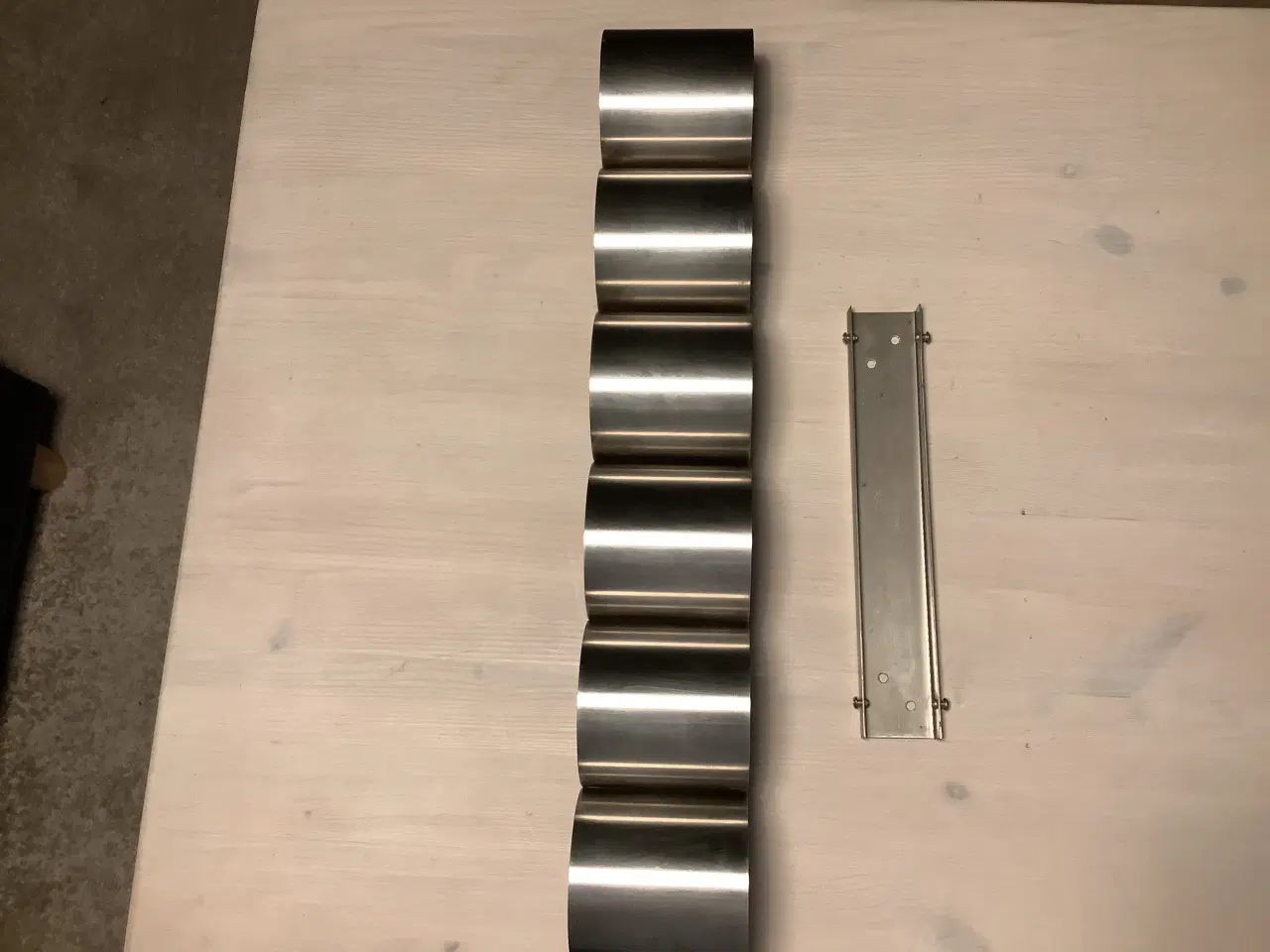 Billede 1 - Herstal avis holder i metal til ophæng på væggen