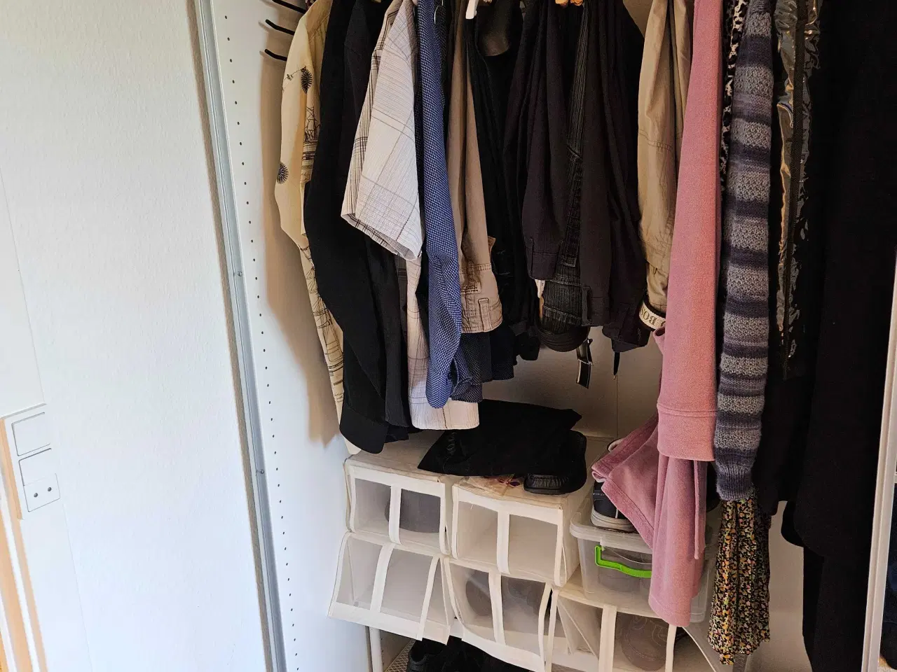 Billede 2 - Klædeskab med glas skyde låger fra Ikea 