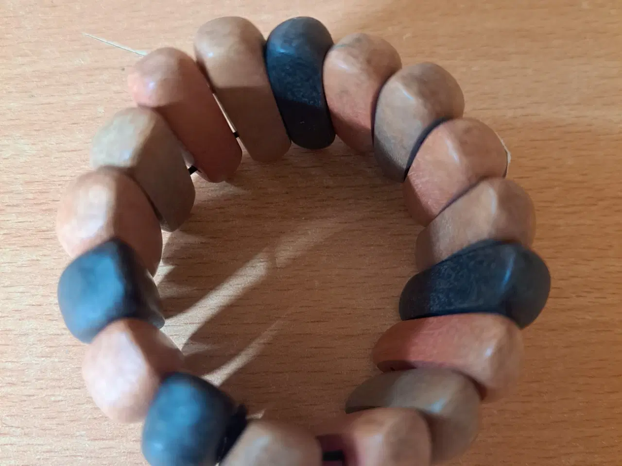 Billede 2 - Armbånd med træperler ovale