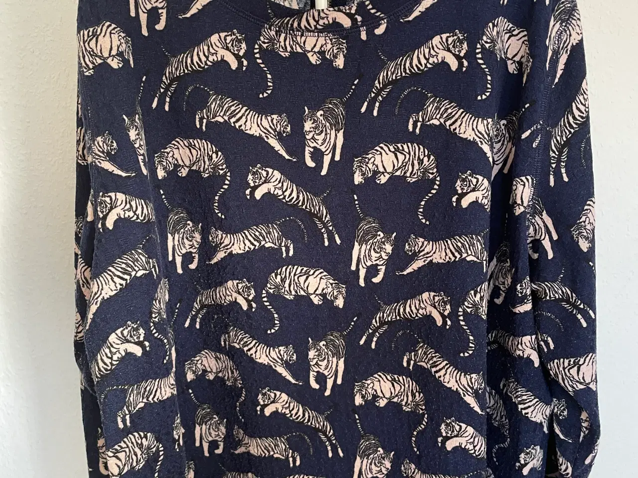 Billede 1 - H&M bluse m. print, lynlås i nakke