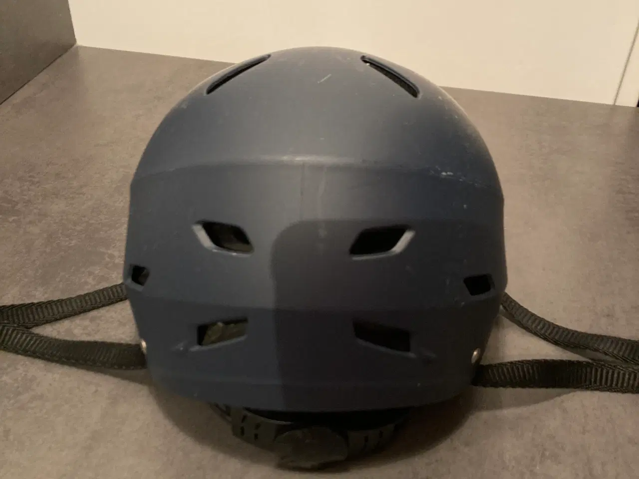 Billede 3 - Matblå cykelhjelm, kun lidt brugt