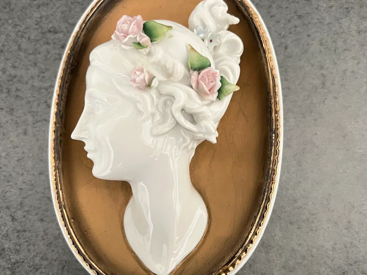 Billede 1 - Kvinde porcelæns hoved i vægramme
