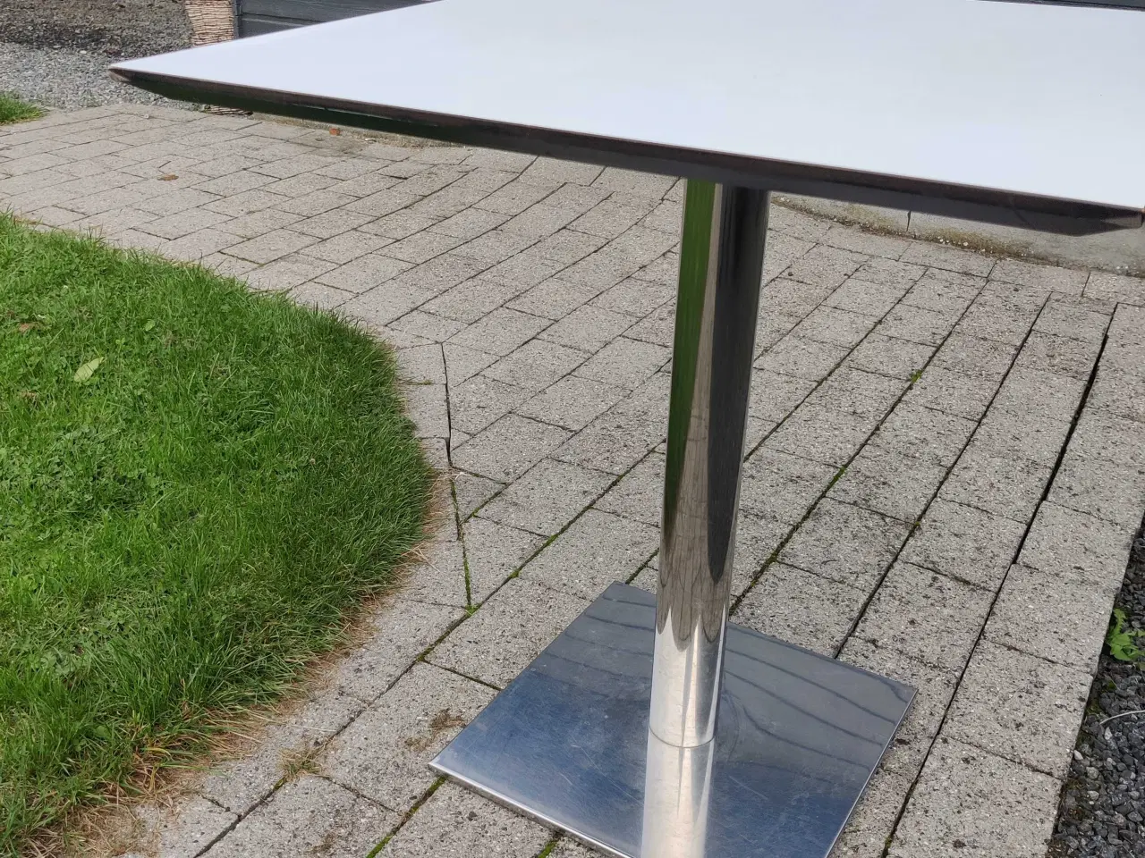 Billede 4 - Pænt og solidt cafebord. 