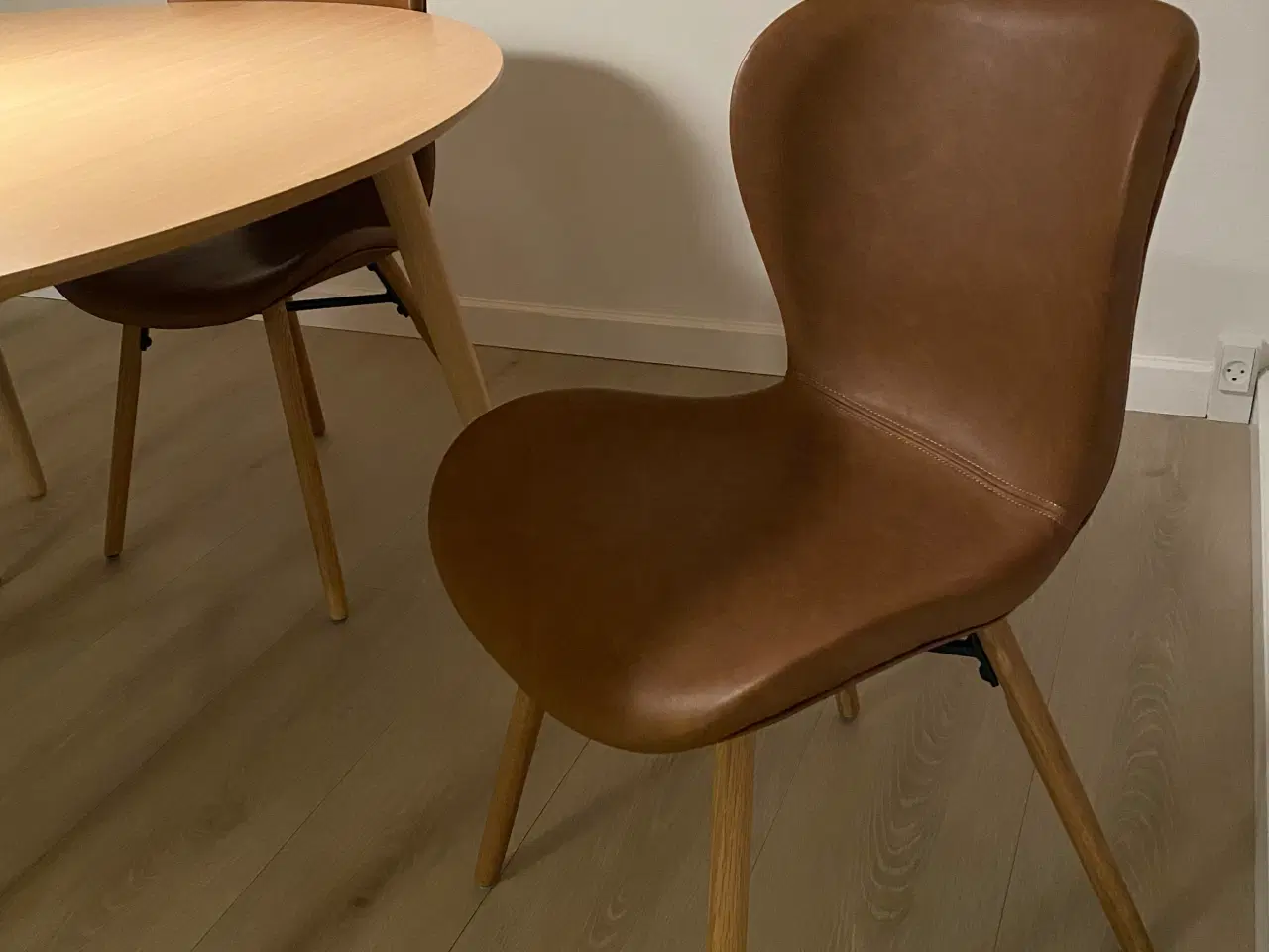 Billede 3 - Spisebord i egefinér med 4 stole