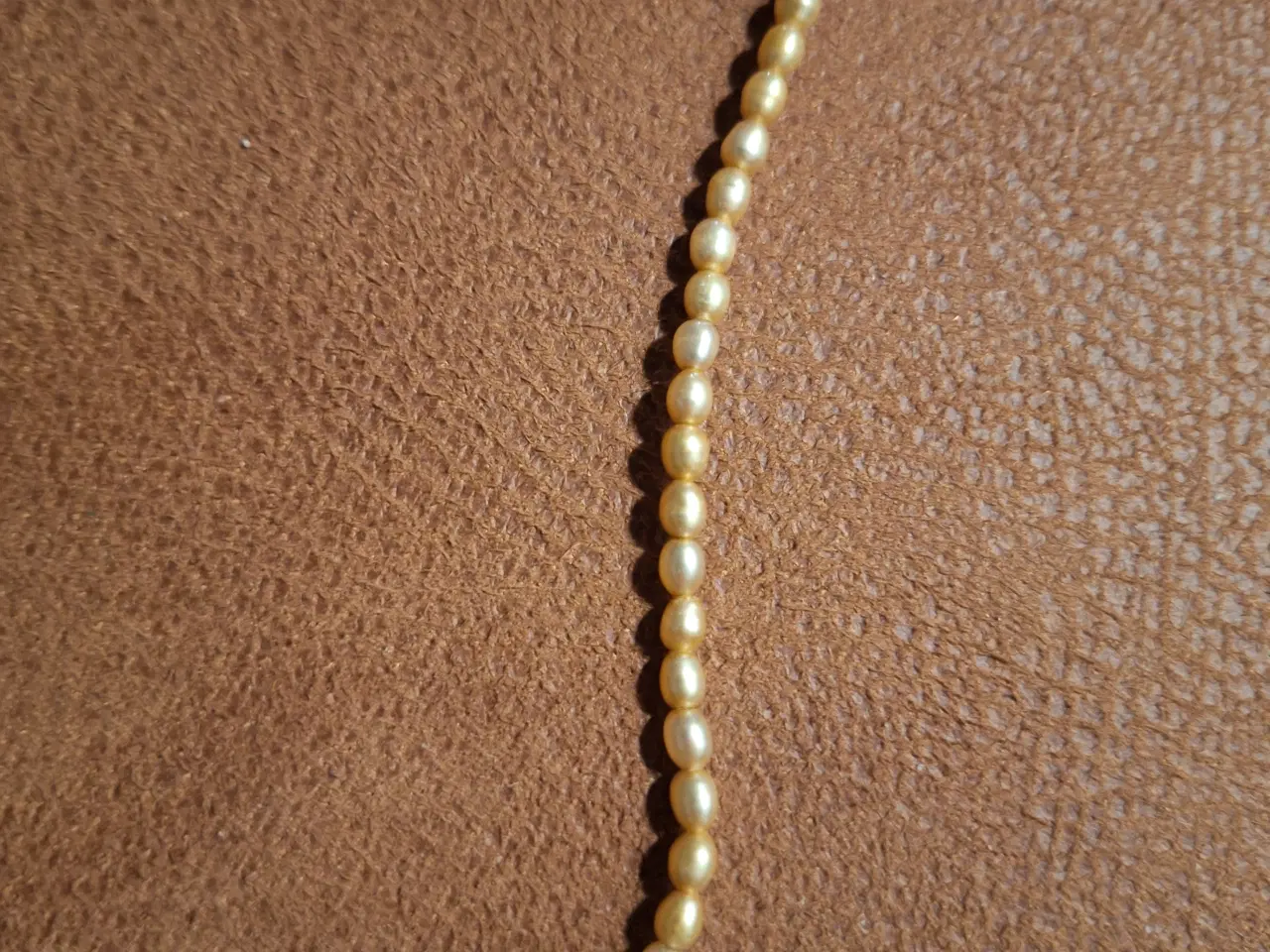 Billede 2 - Halskæde af gyldne perler 