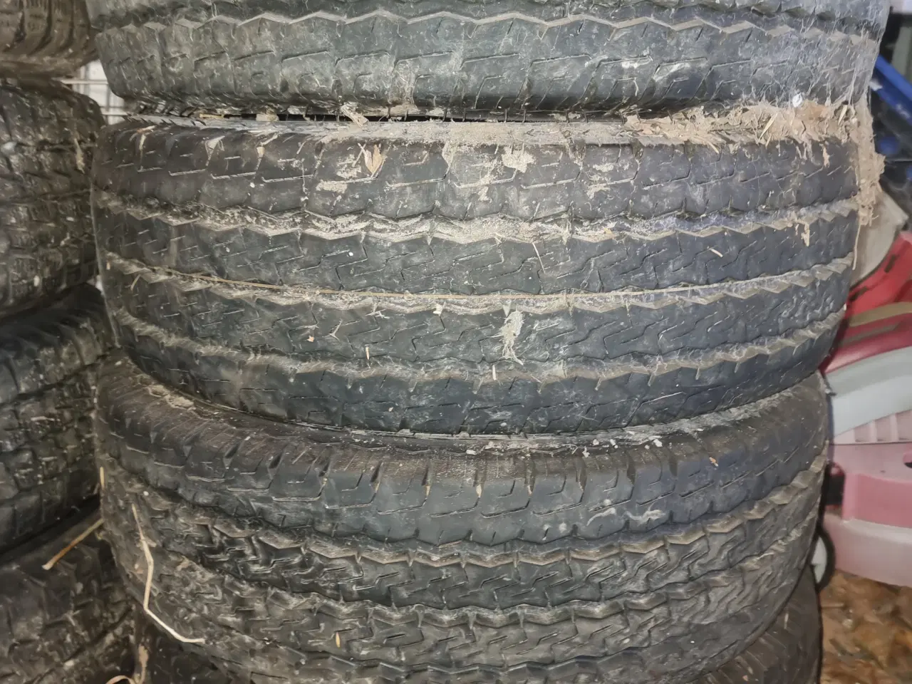 Billede 1 - 4 stk grov mønstret dæk til varevogn mm  225-70-15