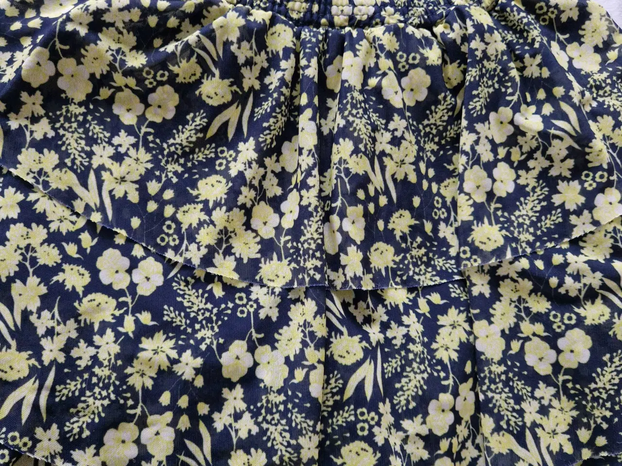 Billede 2 - Nederdel str 140