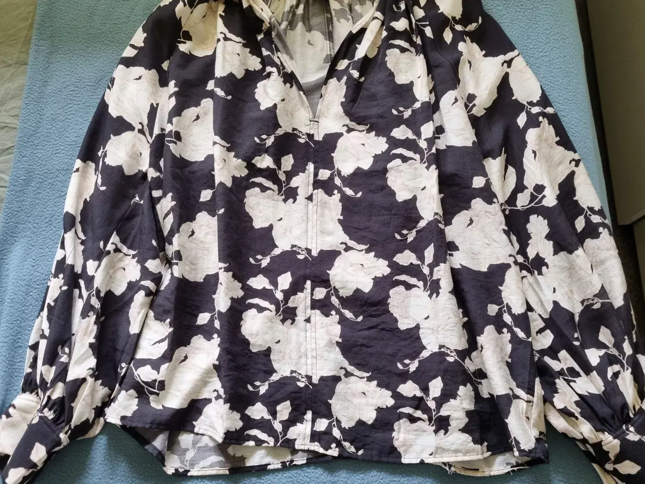 Billede 4 - Oversized bluse i sort/creme blomstret fra Hennes 