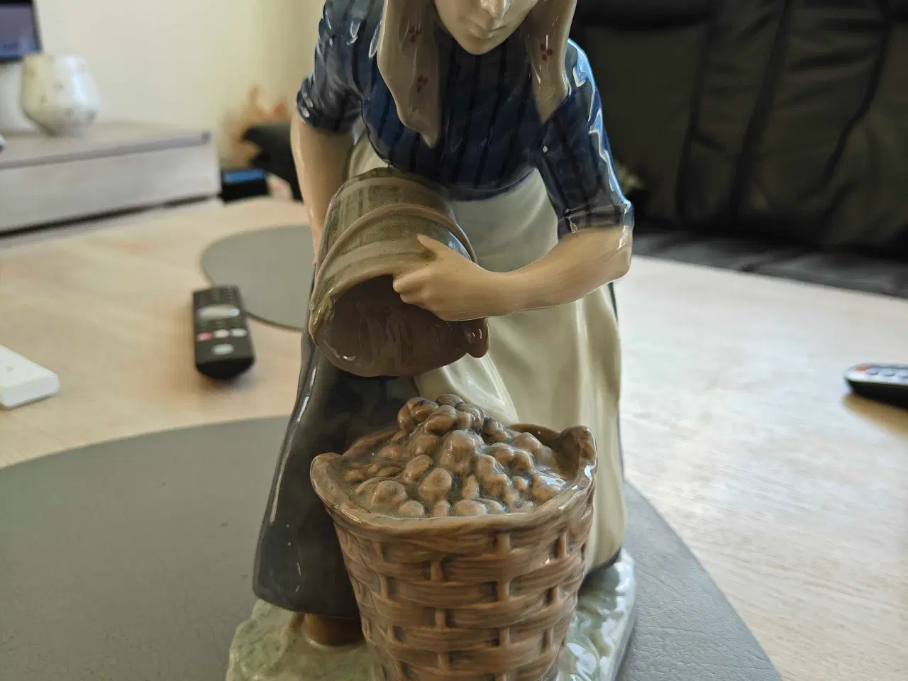 Billede 5 - Royal Copenhagen - pige der samler kartofler