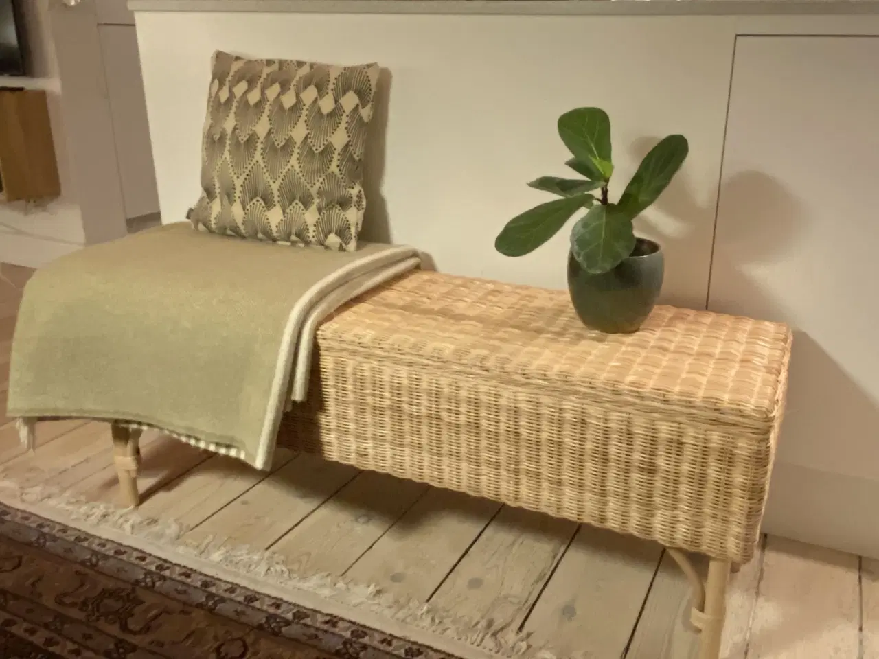 Billede 1 - Tolkning -rattanbænk med opbevaring