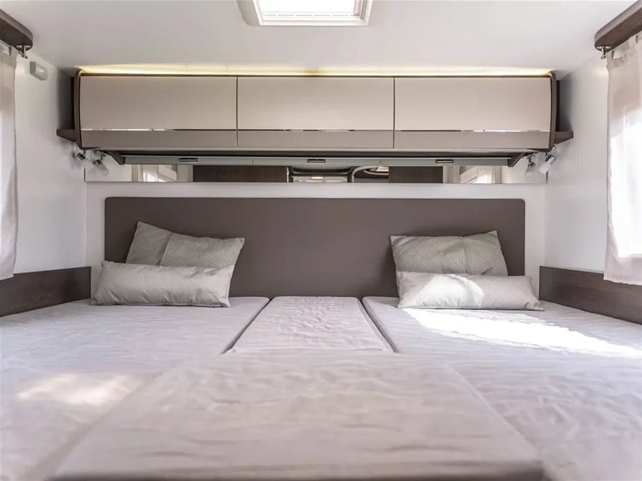 Billede 15 - 2023 - Benimar Sport 363 NK   Ekstrem velholdt autocamper til familien