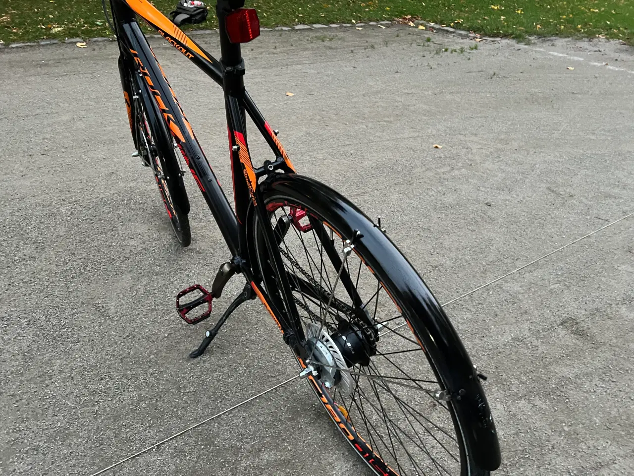 Billede 5 - RockMachine nyserviceret cykel, sort/rød, alu