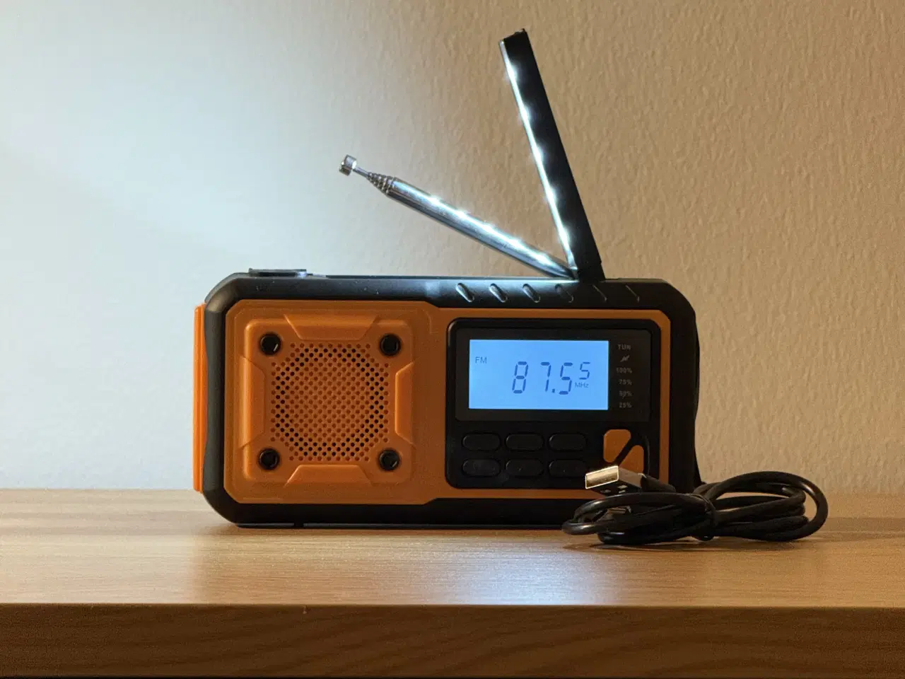 Billede 1 - Nødradio m. Oplader, lys og generator