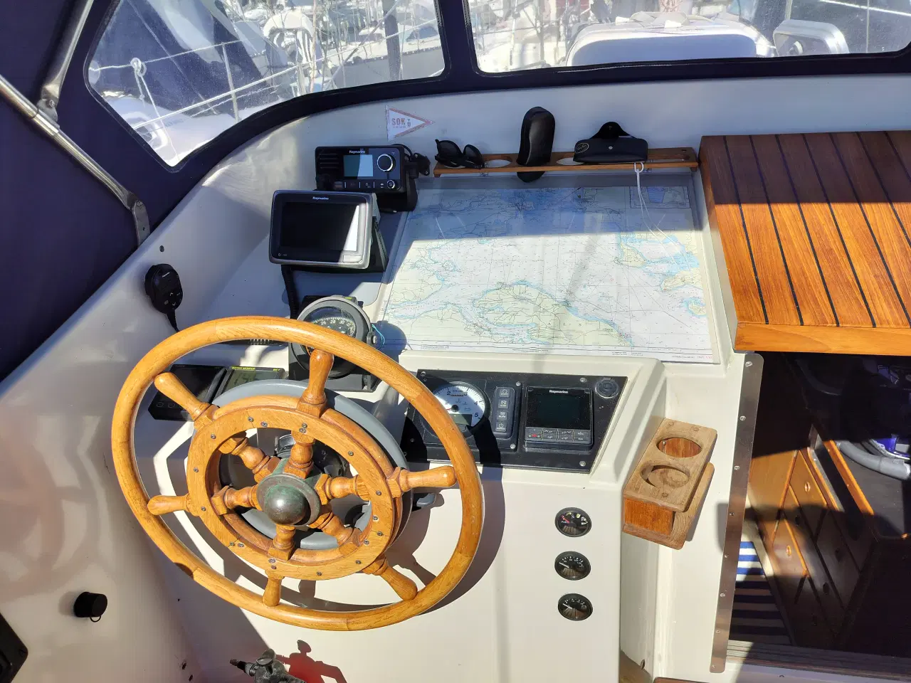 Billede 8 - Motor sejler med stor agter kahyt. Compass 31.