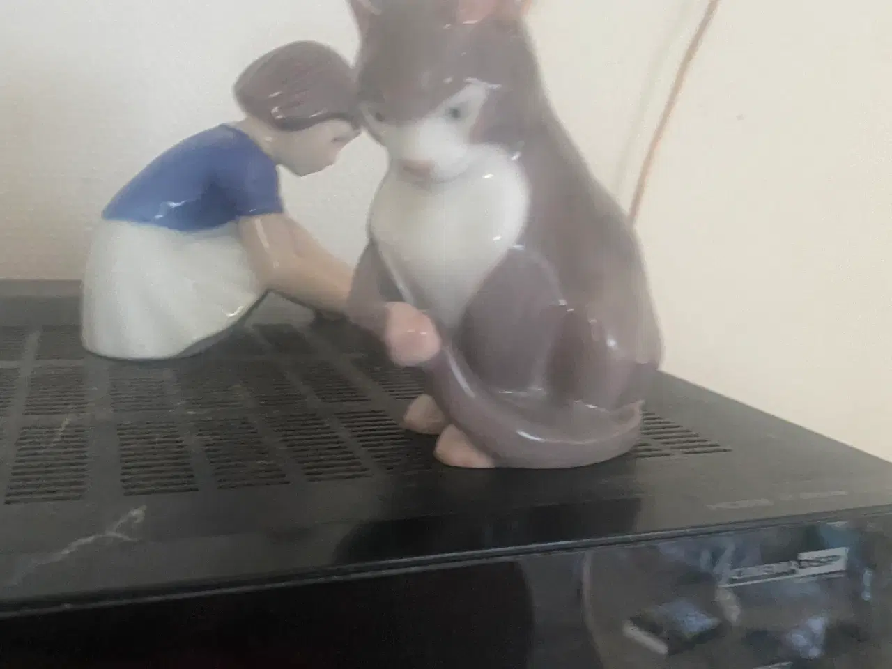 Billede 1 - Kongelig porcelæns kat og pige
