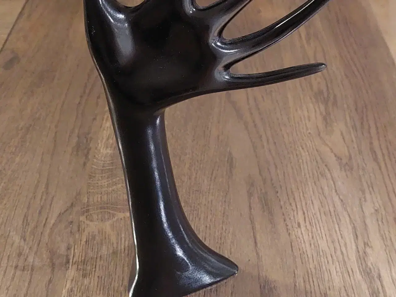 Billede 1 - Pynte hånd i sort til at hænge smykker på