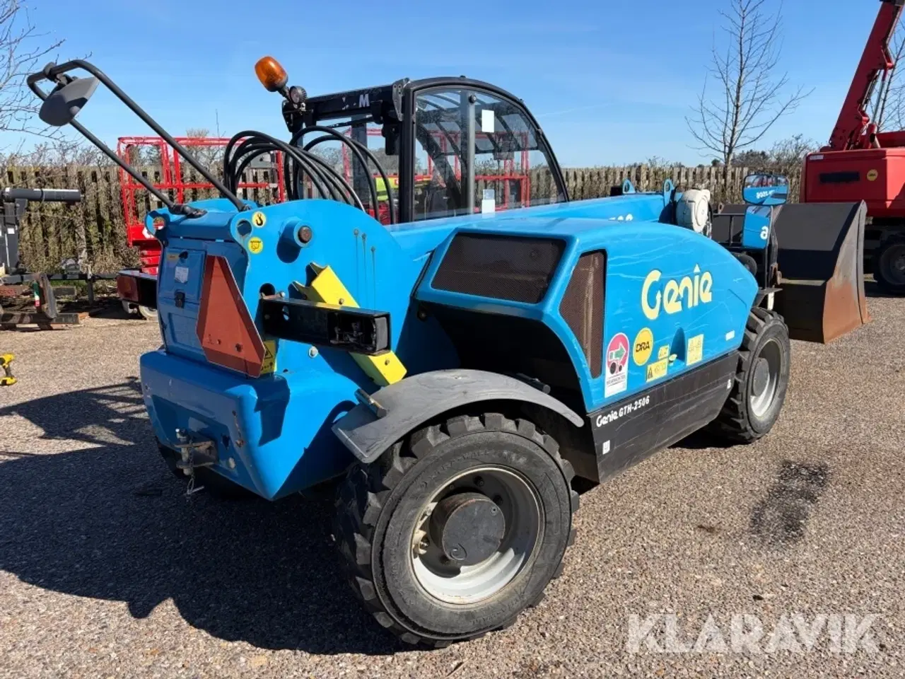 Billede 3 - Teleskoplæsser Genie GTH-2506 2500kg - med skovl og gafler