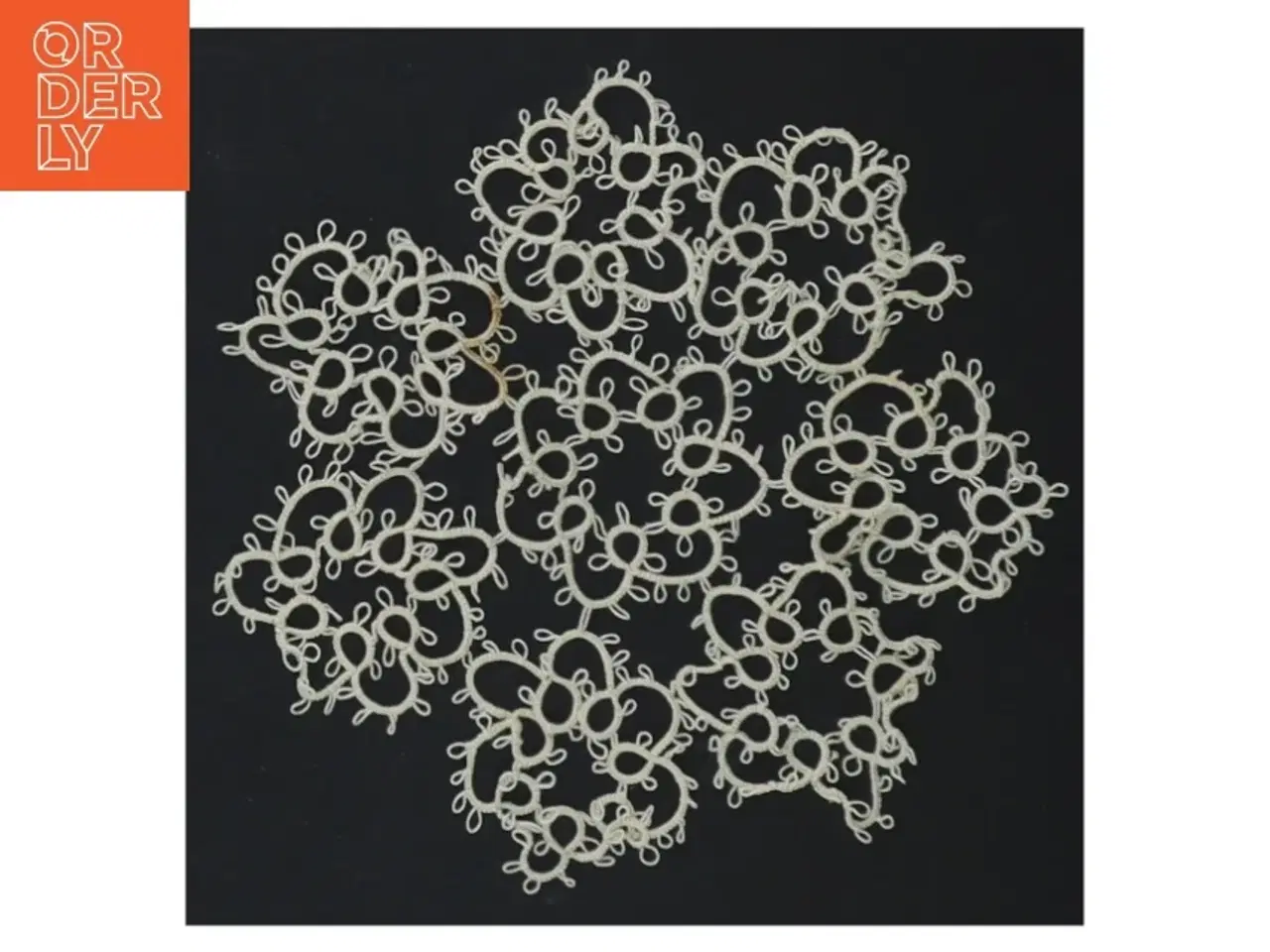 Billede 2 - To brodeerede servietter (str. 16 x. 16 cm. og. 13,5 cm)