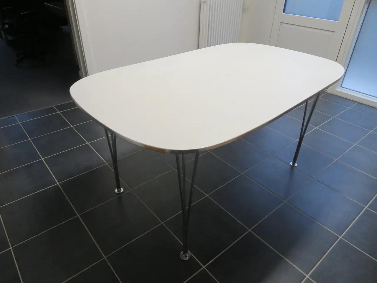 Billede 1 - Hvidt spisebord med stålben