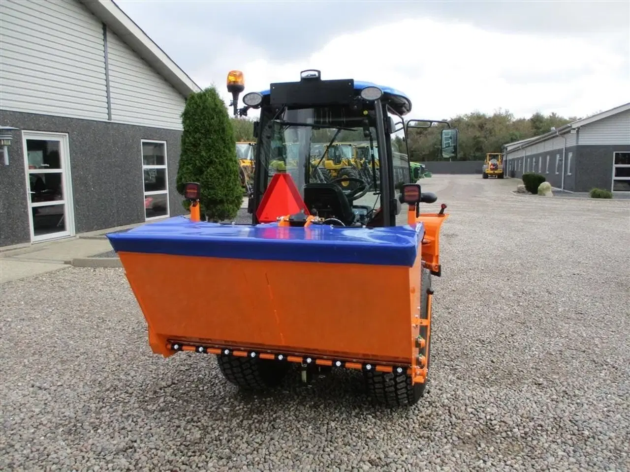 Billede 14 - Solis 26 HST Snow Edition med frontlift, front PTO, Vario SHL150 sneplov og SSP140 saltudlægger