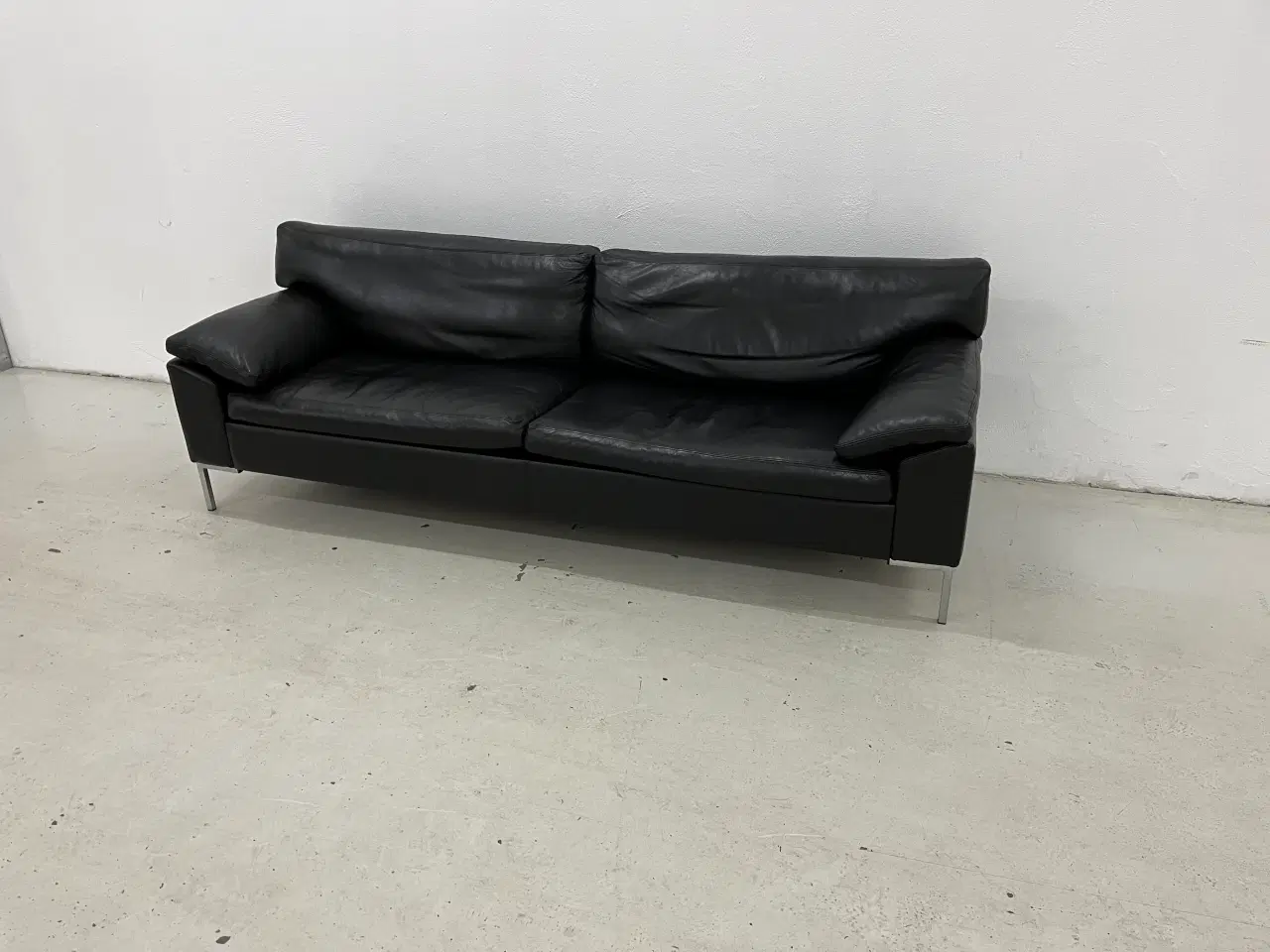 Billede 2 - 3 Pers.DC8900 Sofa i sort læder og på ben i stål.