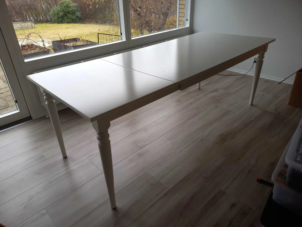 Billede 6 - Hvidt Spisebord med en tillægsplade 