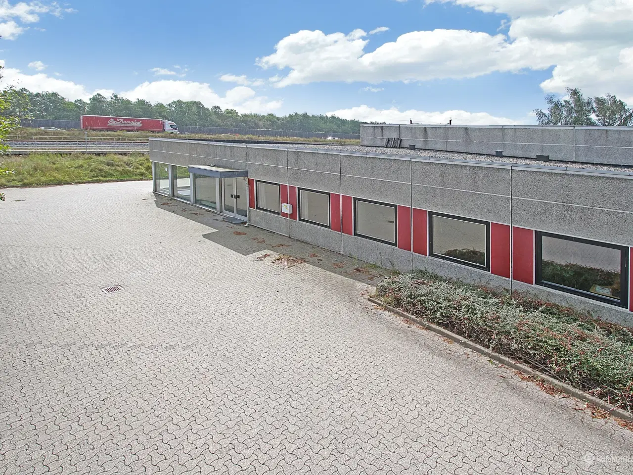 Billede 13 - Centralt beliggende lager med kontor - facade til Køge Bugt Motorvejen
