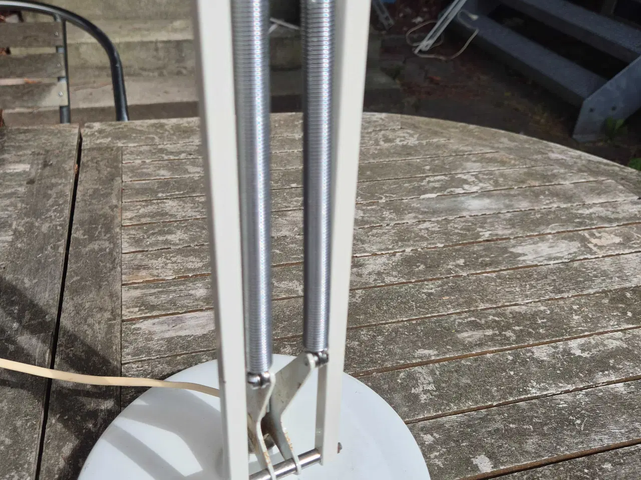 Billede 7 - Hvid arkitektlampe på rund fod 