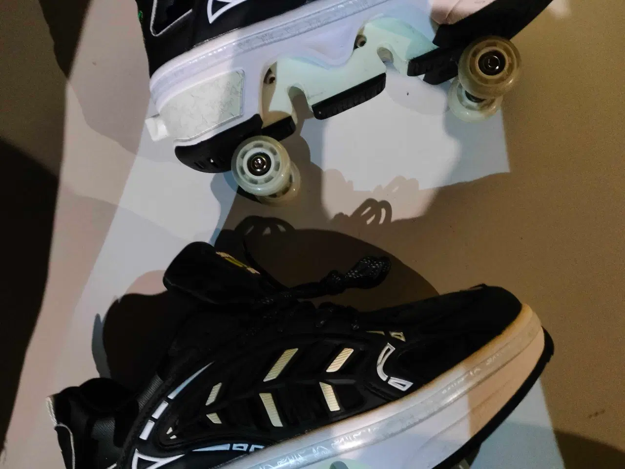 Billede 5 - Rulleskøjter og sko i et