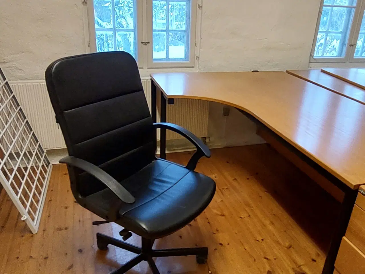 Billede 3 - 2 skriveborde samt 2 kontorstole bortgives