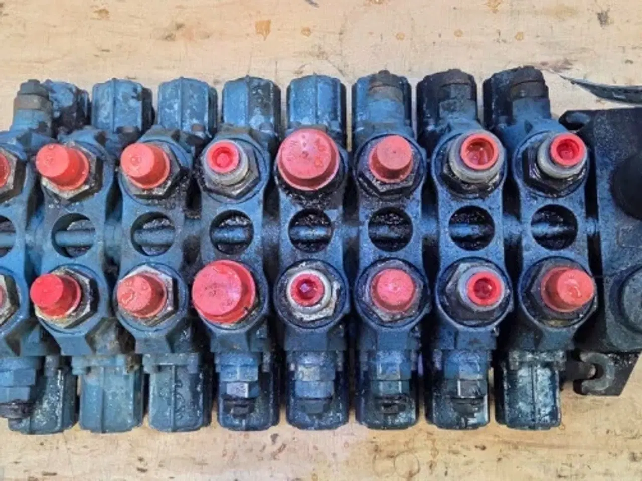 Billede 4 - New Holland LB115B Hydraulikventil 87305216