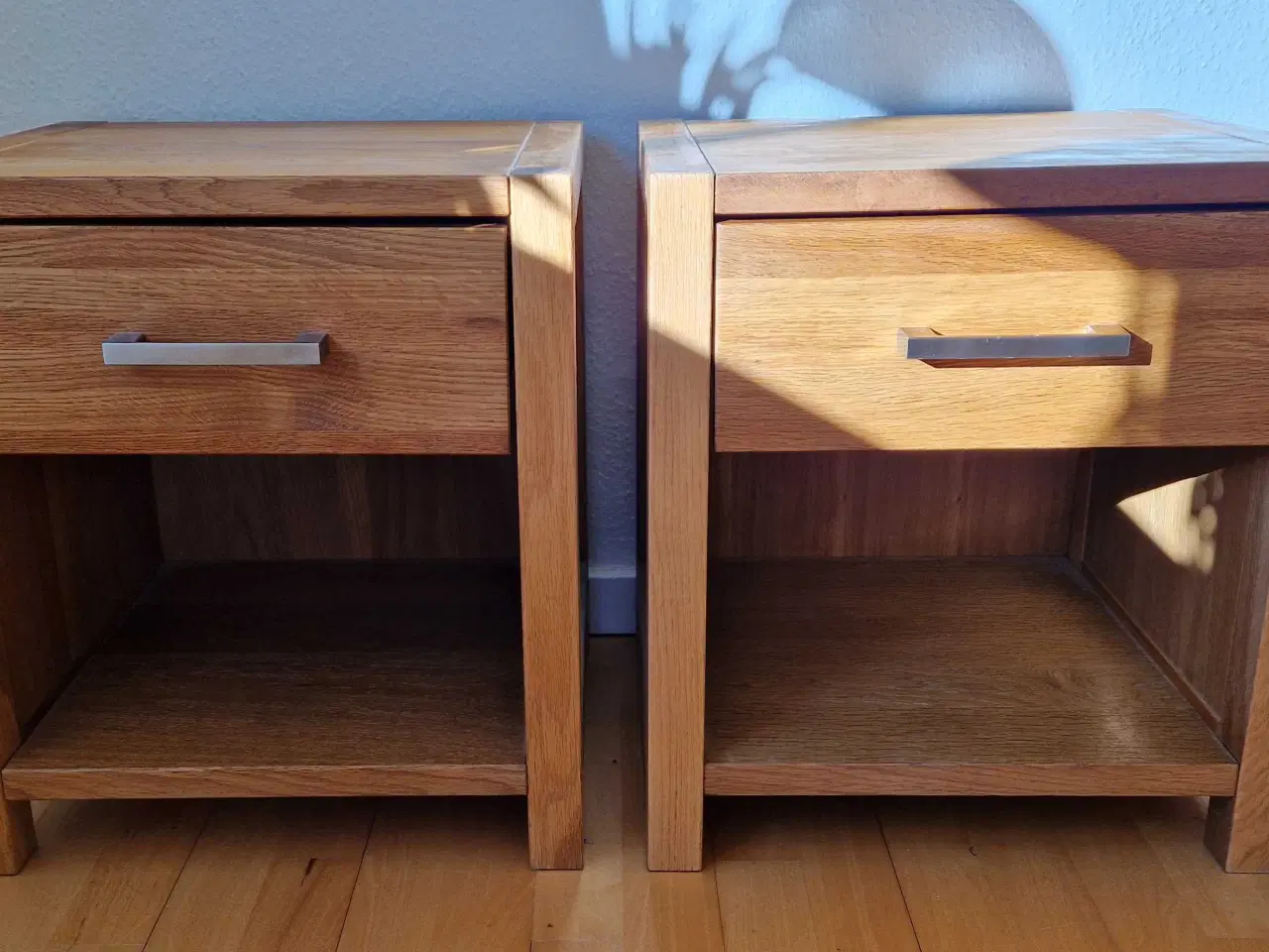 Billede 2 - Seng i massiv oliebehandlet eg, 140×200 med borde 