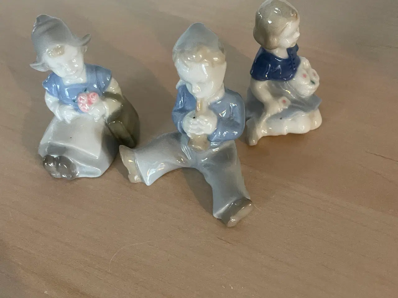 Billede 1 - Tre små flotte porcelænsfigurer