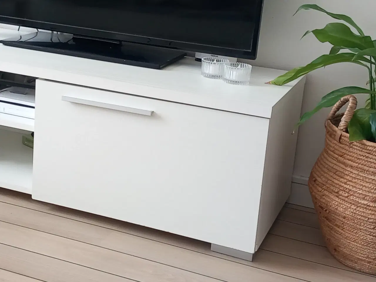 Billede 1 - Lys tv-skænk 