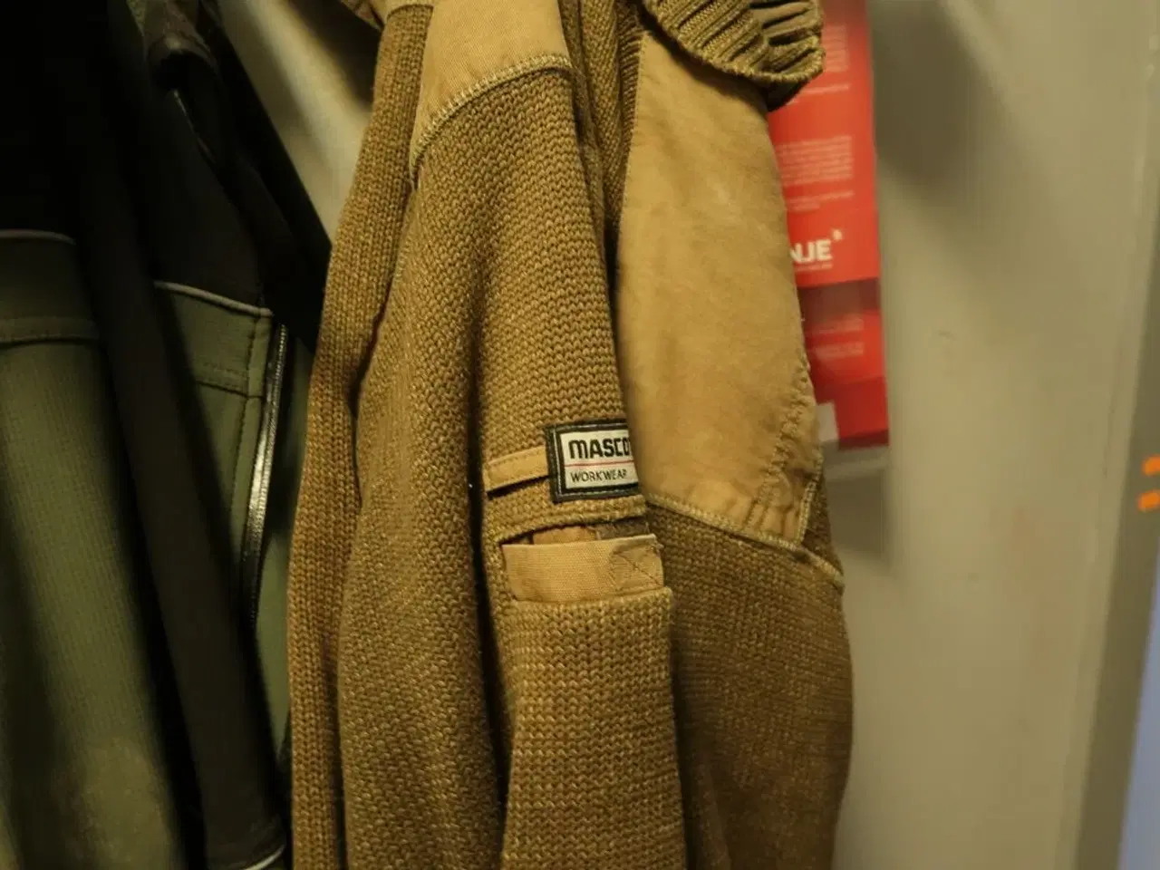 Billede 4 - Div. Arbejdstøj, sko samt bænke