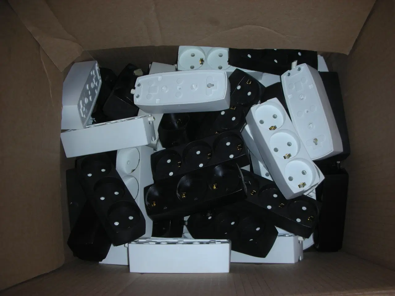 Billede 1 - ca. 1000stk. kvalitets 230v stik og 3stiksdåser.