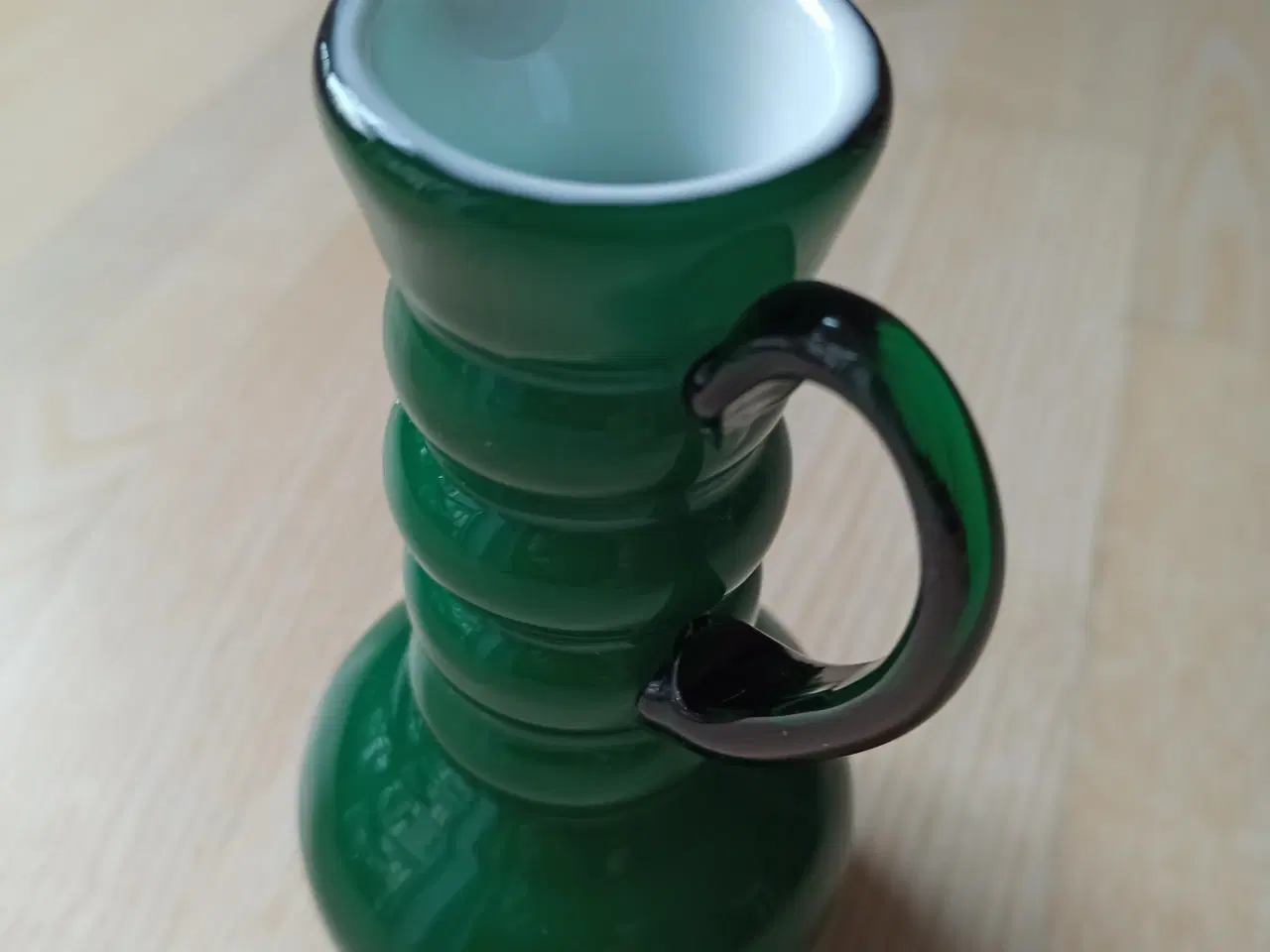 Billede 2 - Svensk mund blæst "Glas vase/kande med hvidt glas